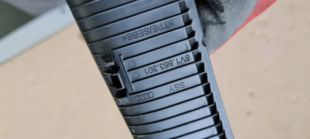 фото №7, S3 8v sedan a3 заглушка резинка бардачка 8v1863301