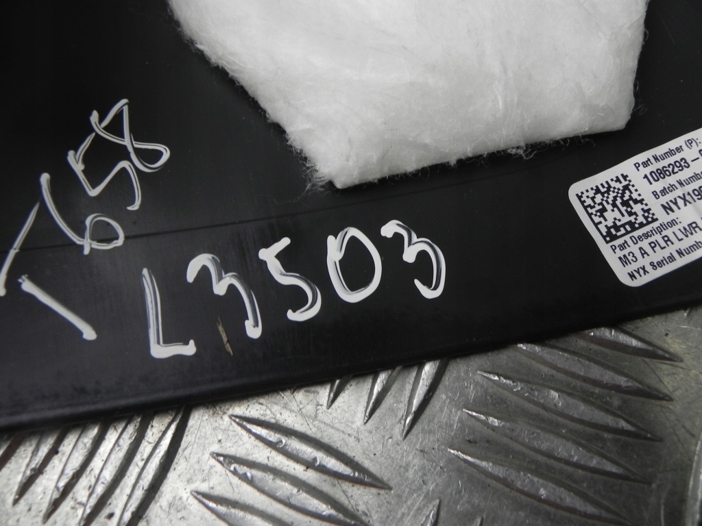 Внутрішній поріг дверний tesla model 3 2019 з правої з передній 108629300g в Україні