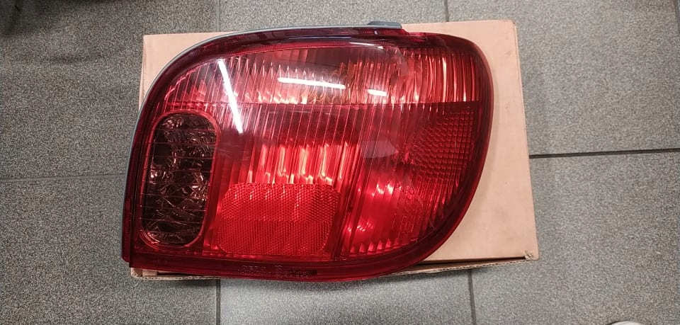 фото №8, Toyota yaris 99-06 лампа задняя правая nowa 810488-e