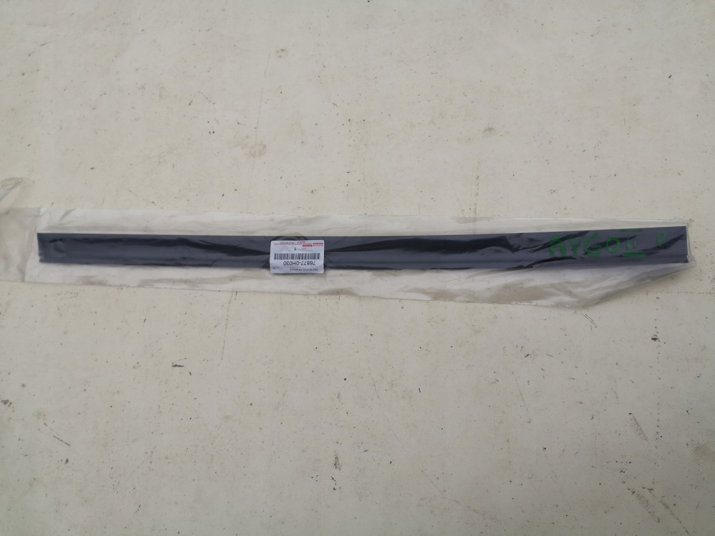 фото №1, Toyota aygo 14-18r молдинг защитная спойлер перед