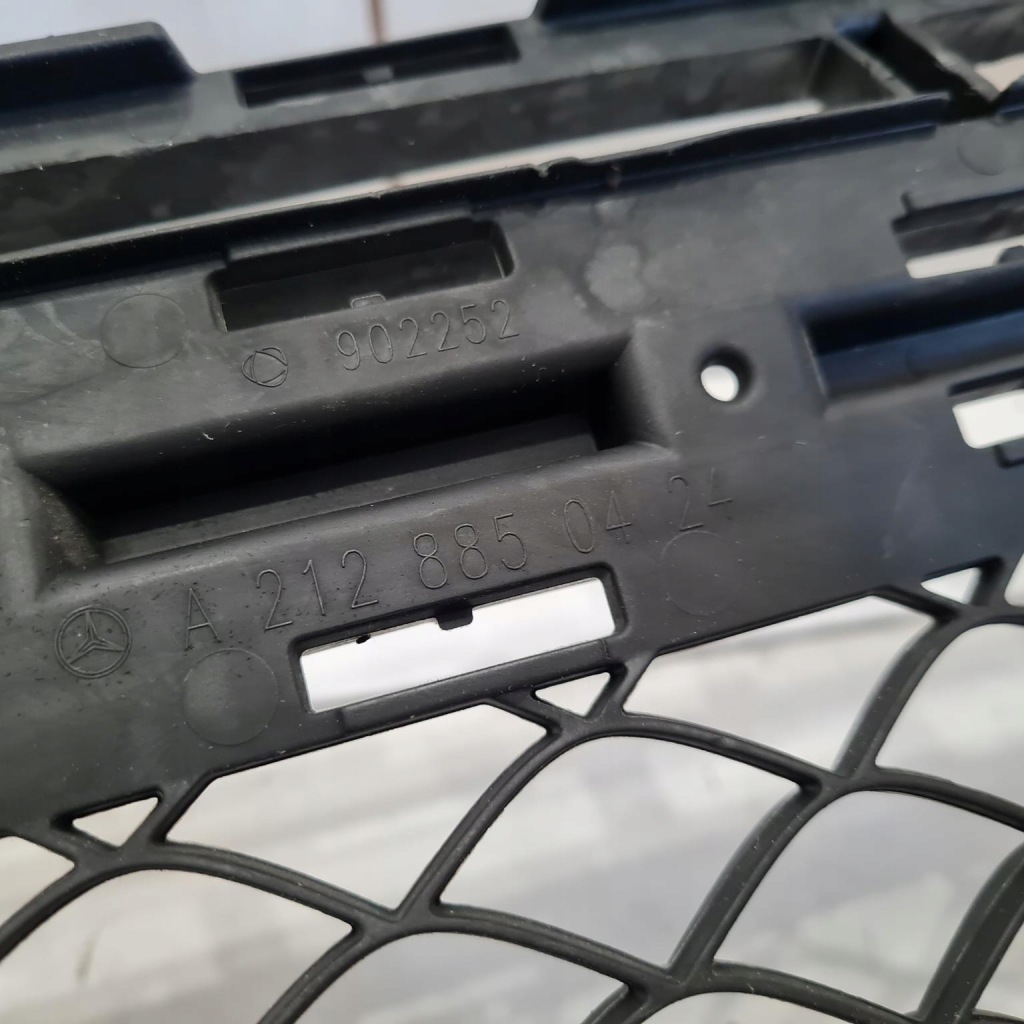 фото №10, Mercedes w212 63 amg решітка бампера середня a2128850424