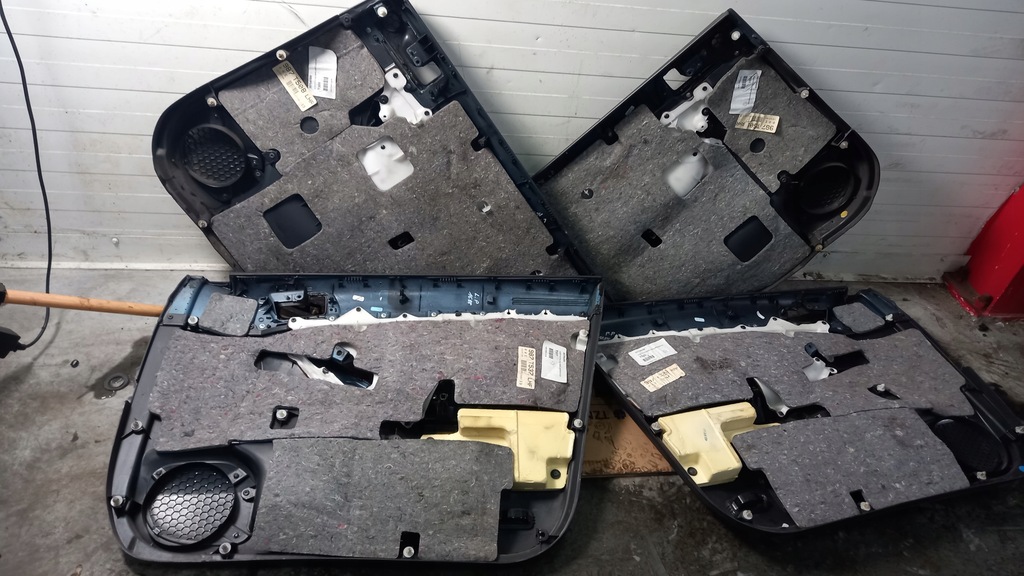 фото №4, Обивка дверь toyota avensis 04r kombi