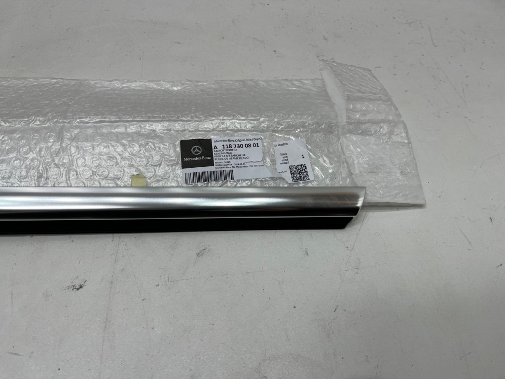 Mercedes cla w118 молдинг ущільнювач двері a1187300801 в Україні