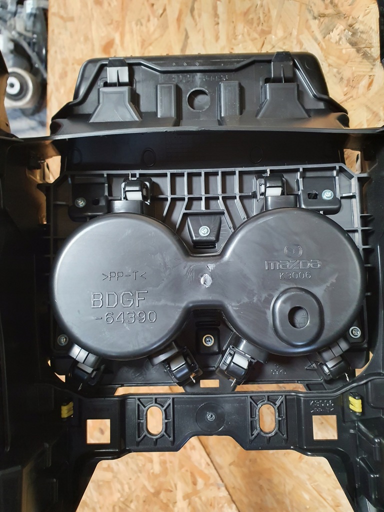 фото №11, Mazda 3 bp туннель средний подлокотник кронштейн