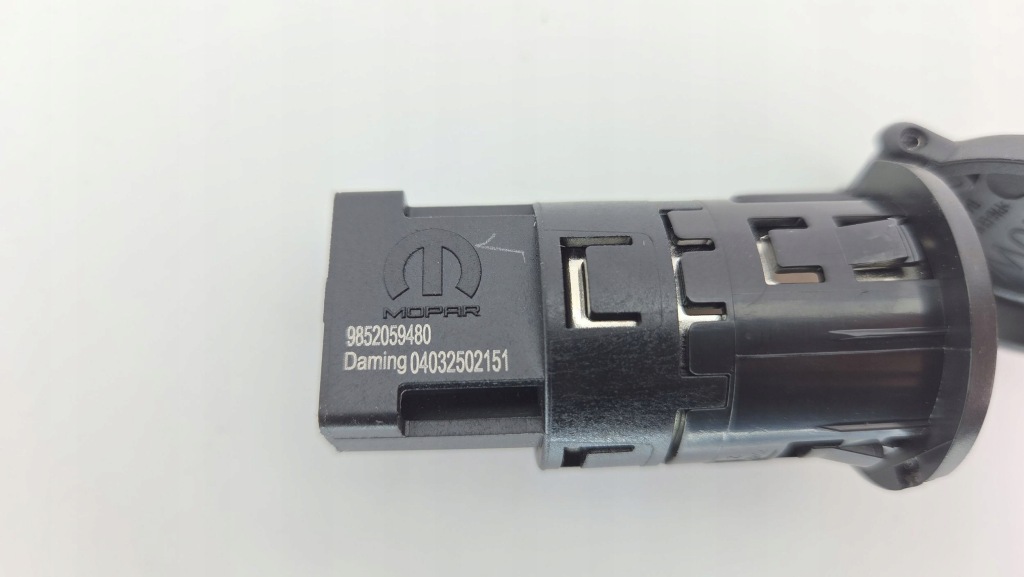 Cfd702 citroen e-c3 iv роз'єм штекер прикурювач 9852059480 середина Недорого