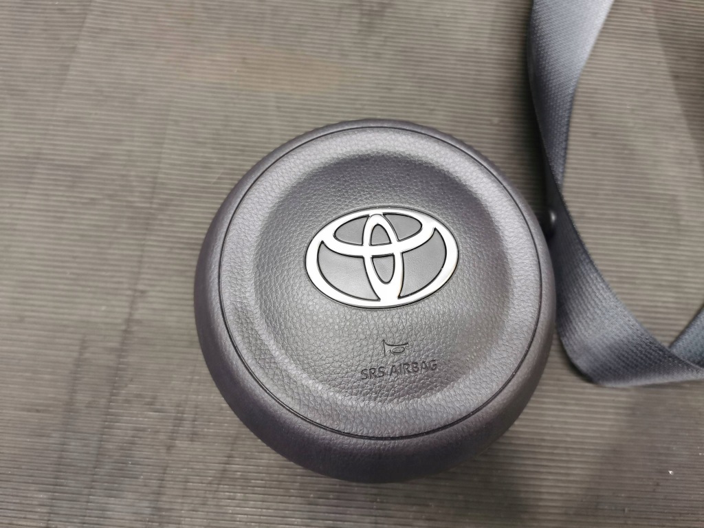 фото №11, Toyota yaris iv 4 2024 приборная панель приборная консоль подушка безопасности ремни оригинальная