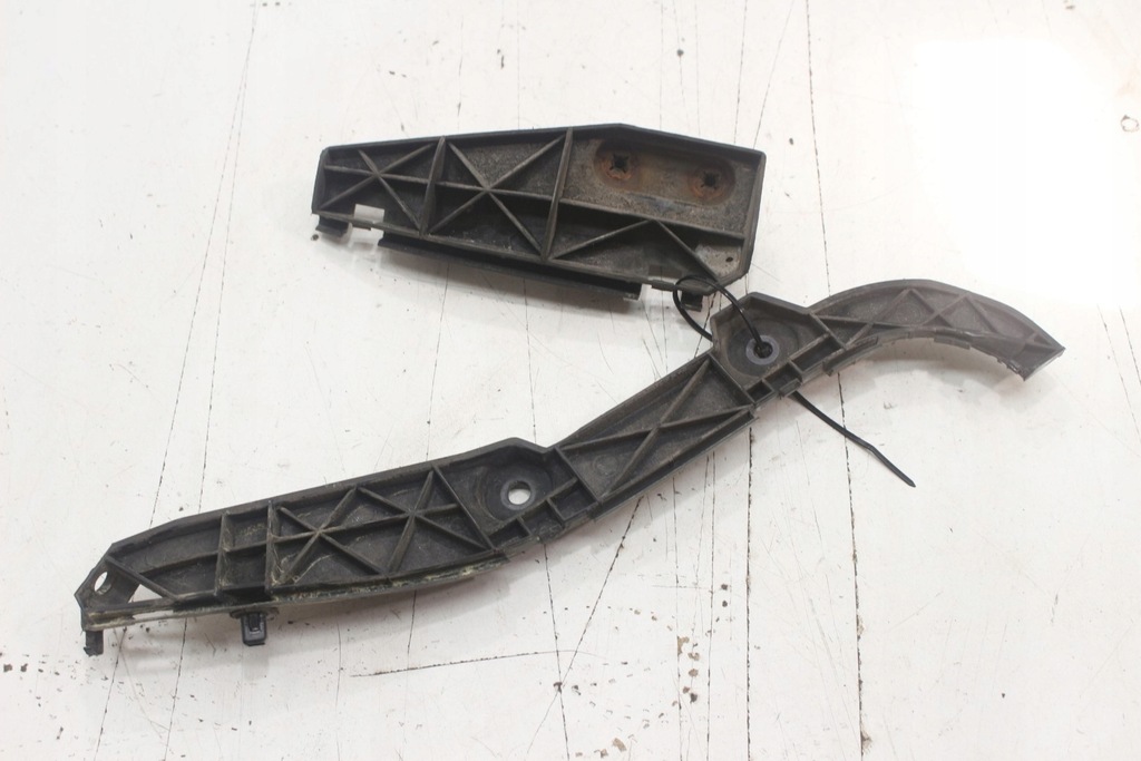 фото №7, Corolla verso ii направляющая бампера правый задняя