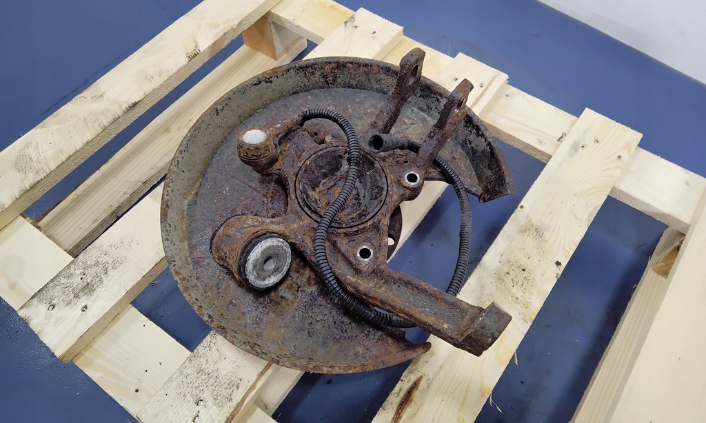 фото №4, Audi a8 d2 2.8 v6 193km поворотный кулак задняя правая