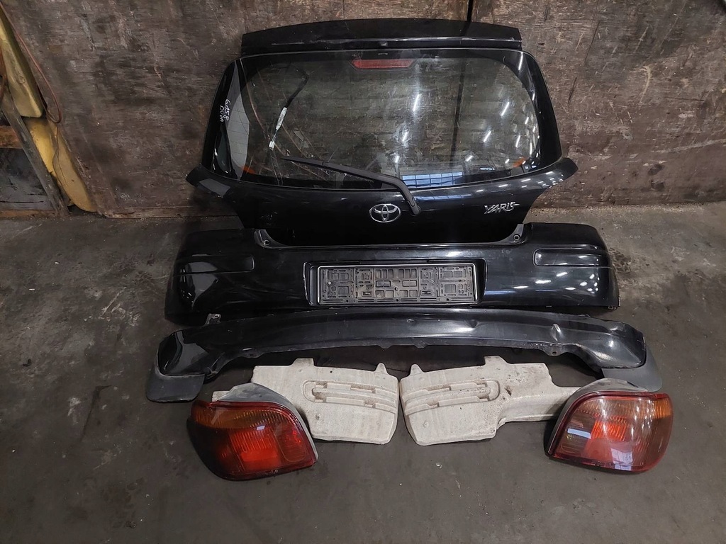 фото №1, Kompletny задняя toyota yaris i lift 209 крышка багажника бампер лампы