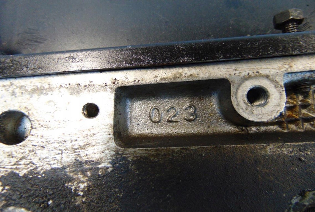 Volkswagen passat b5 1.6 8v головка двигуна 050103373 Зі Шроту