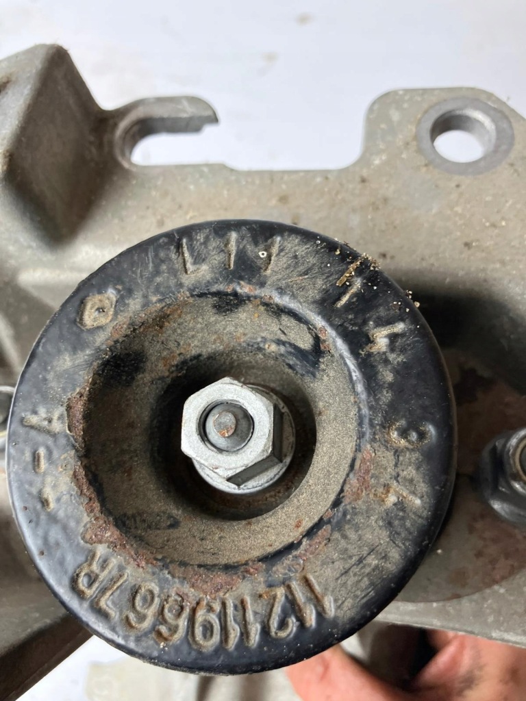 фото №4, Кронштейн подушка коробки renault zoe 112223722r