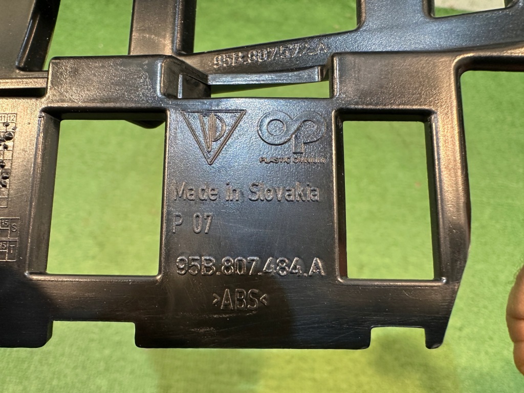 Porsche macan 95b кронштейн напрямна бампера правий задня задній 95b807572a Доставка