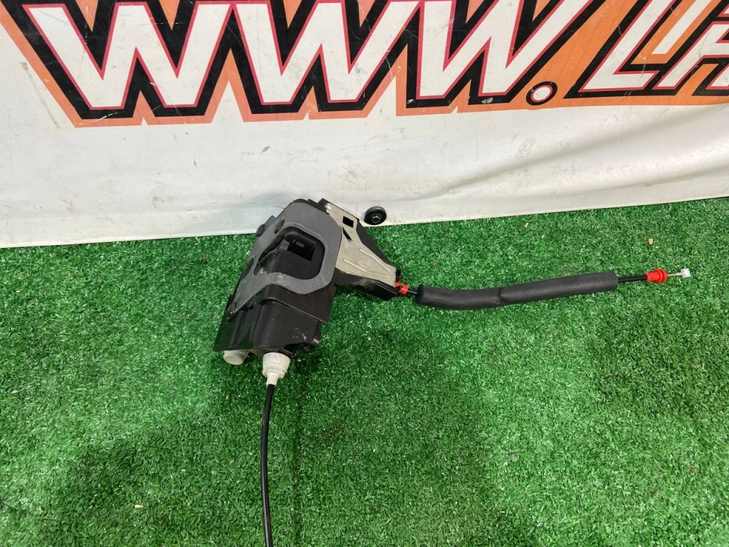 Купити Замок дверей задні правий range rover velar l560 j8a2-24994-ad