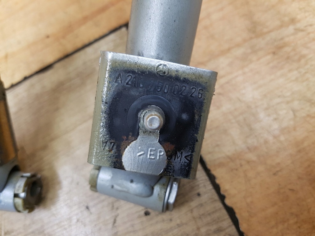 фото №3, Петлі кришки багажника задня комплект mercedes w203 sedan