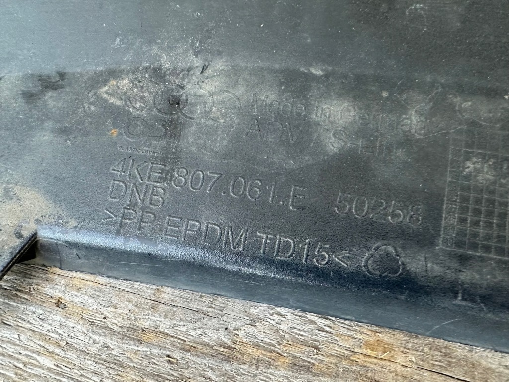 Бампер перед передній спойлер dół audi e-tron 4ke s-line 4ke807061e повний Зі Шроту