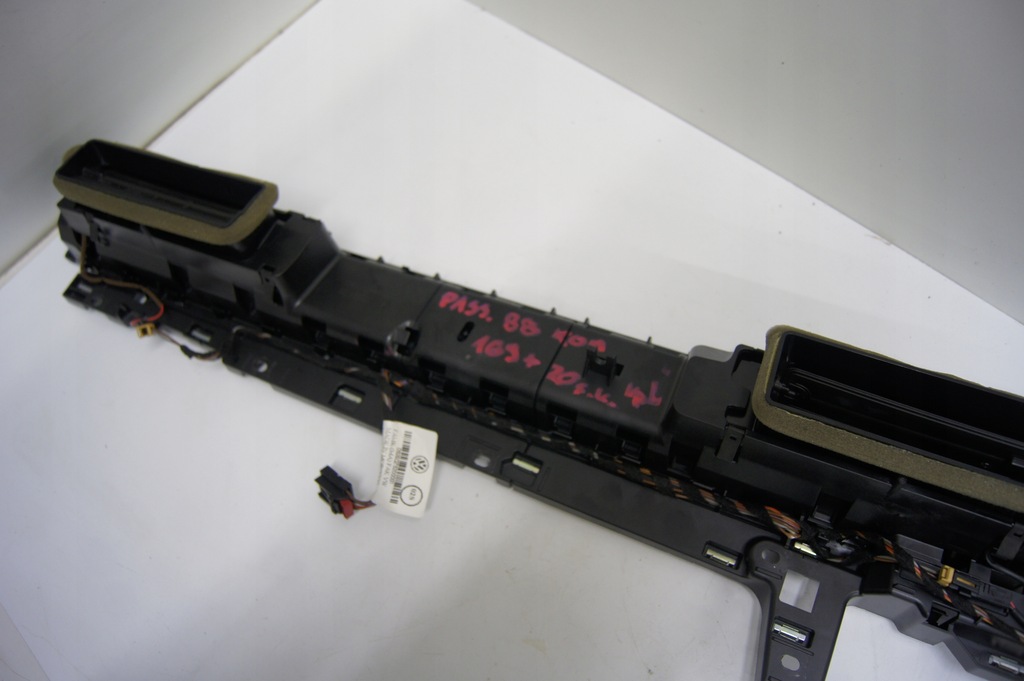 фото №10, Решітка обдув годинник passat b8 kombi