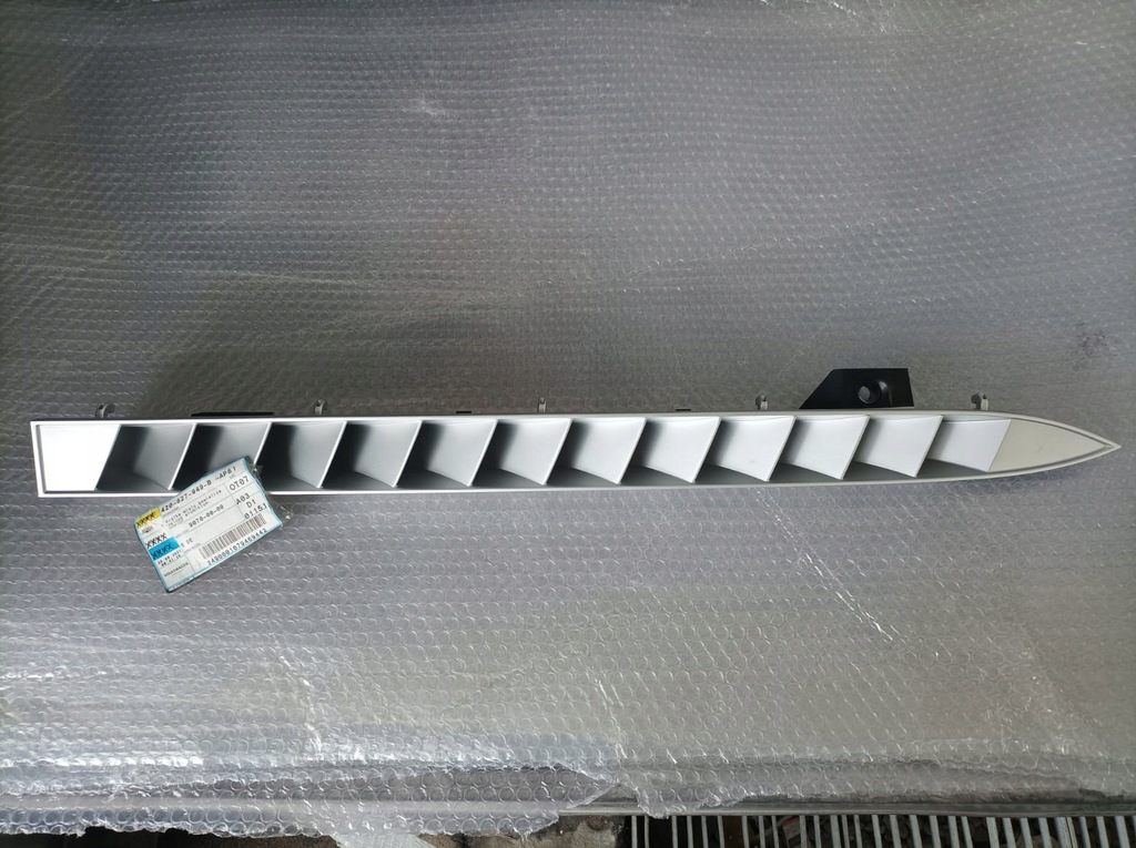 фото №1, Audi r8 решётка впуск воздуха 420827949b ap6 nowa