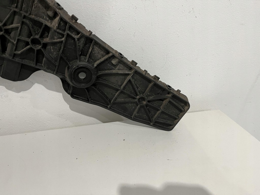 Audi e-tron 4ke направляющая кронштейн бампера левый задняя 4ke807453 Киев