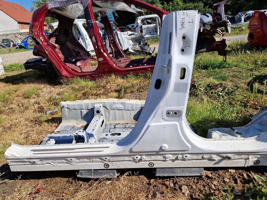 фото №1, Toyota yaris iv 2020 поріг правий блок двигуна середній