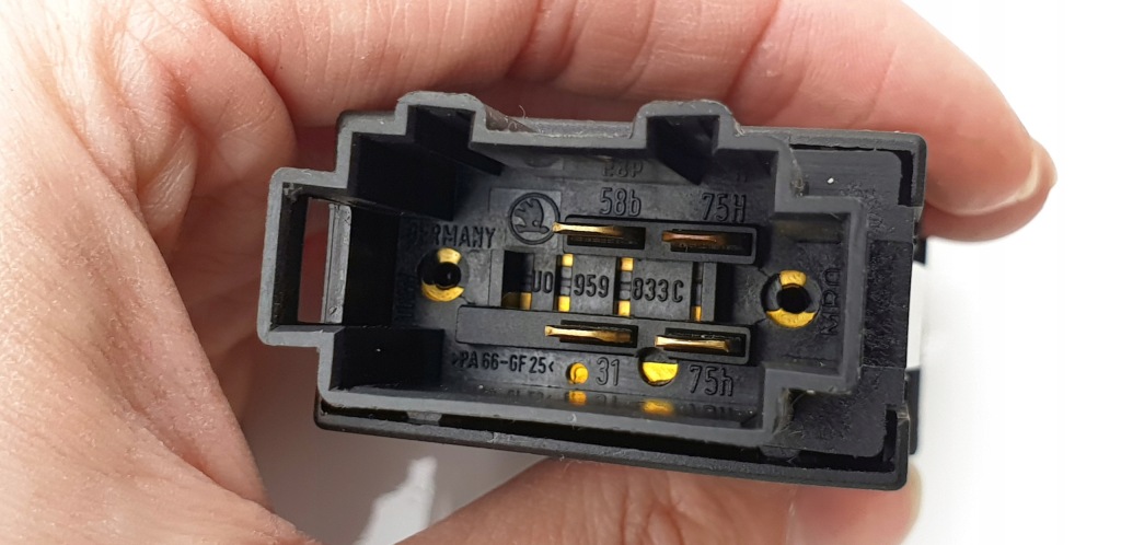 фото №10, Skoda octavia 1 mk1 выключатель кнопка открывания крышка заливной топлива