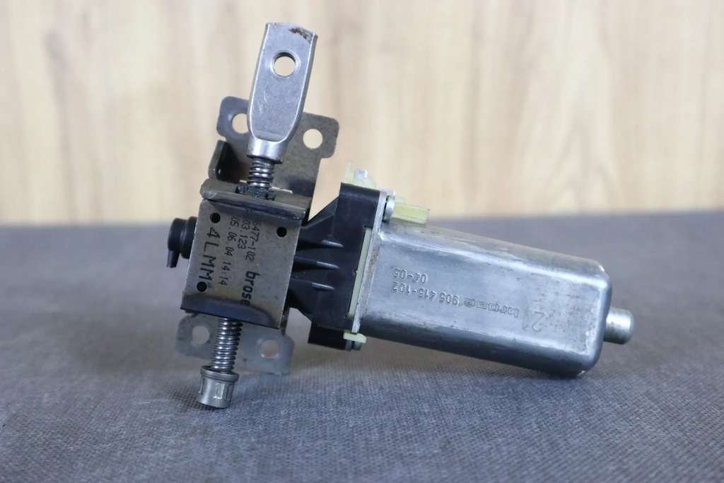 фото №1, Mercedes slk r171 моторчик левый регулировки сиденье 906477-102