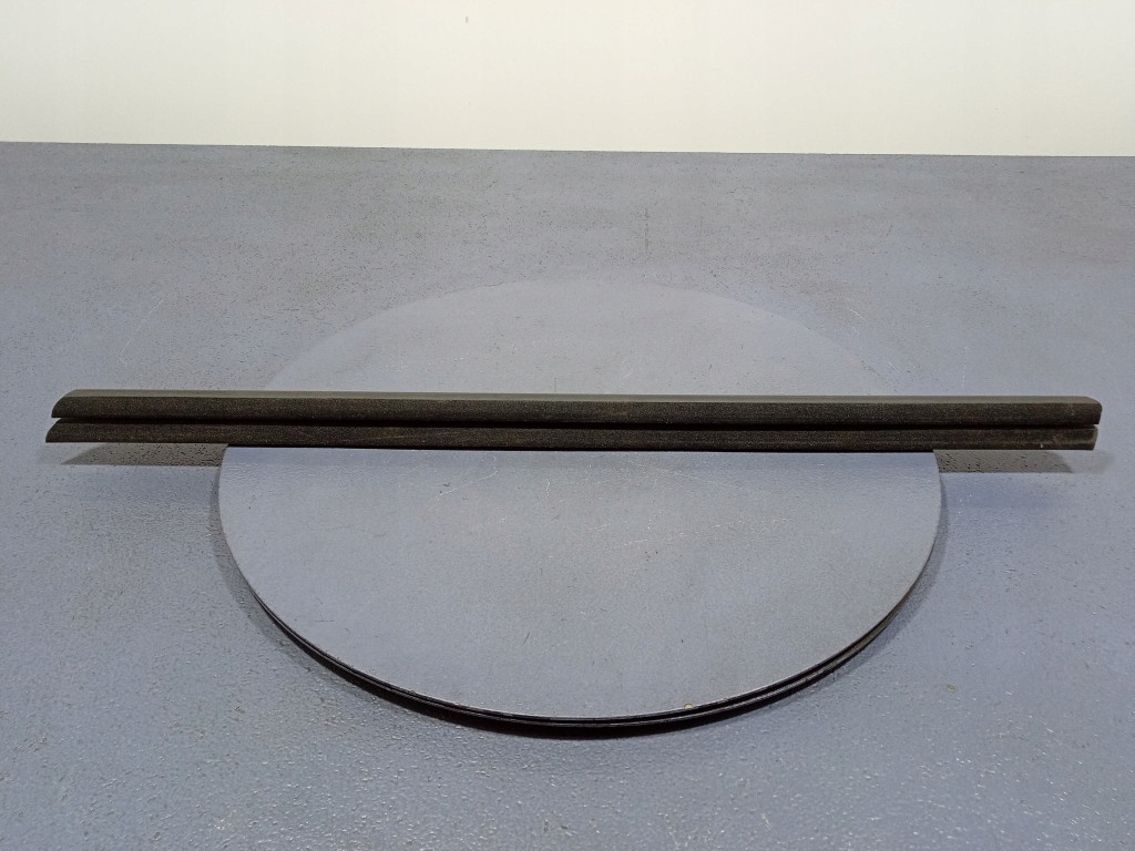 Bmw 1 f40 молдинг ущільнювач скло лівий перед 7452367 в Україні