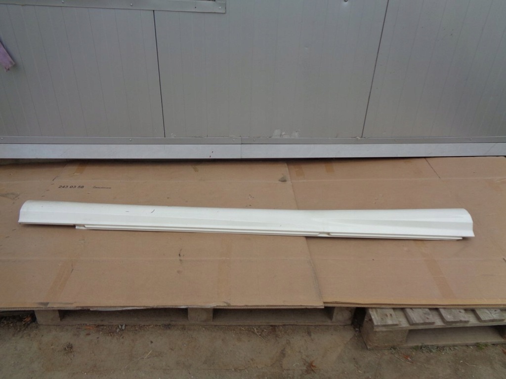 фото №1, Mercedes w204 amg sedan молдинг поріг права