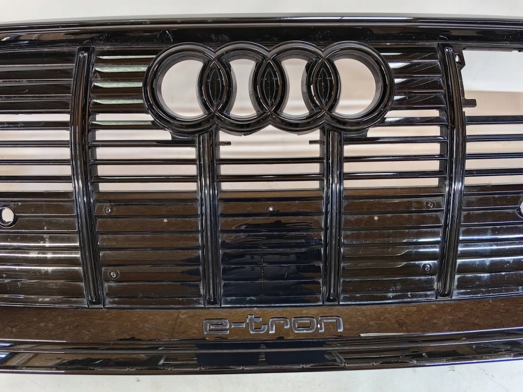 Audi e-tron 4ke s-line - бампер перед решітка радіатора ok polecam Зі Шроту