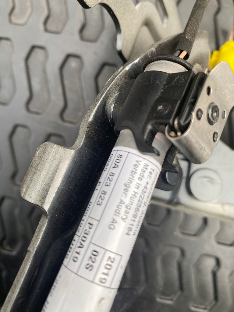 фото №9, Audi q5 80a петля капот левый правый патрон 80a823301d