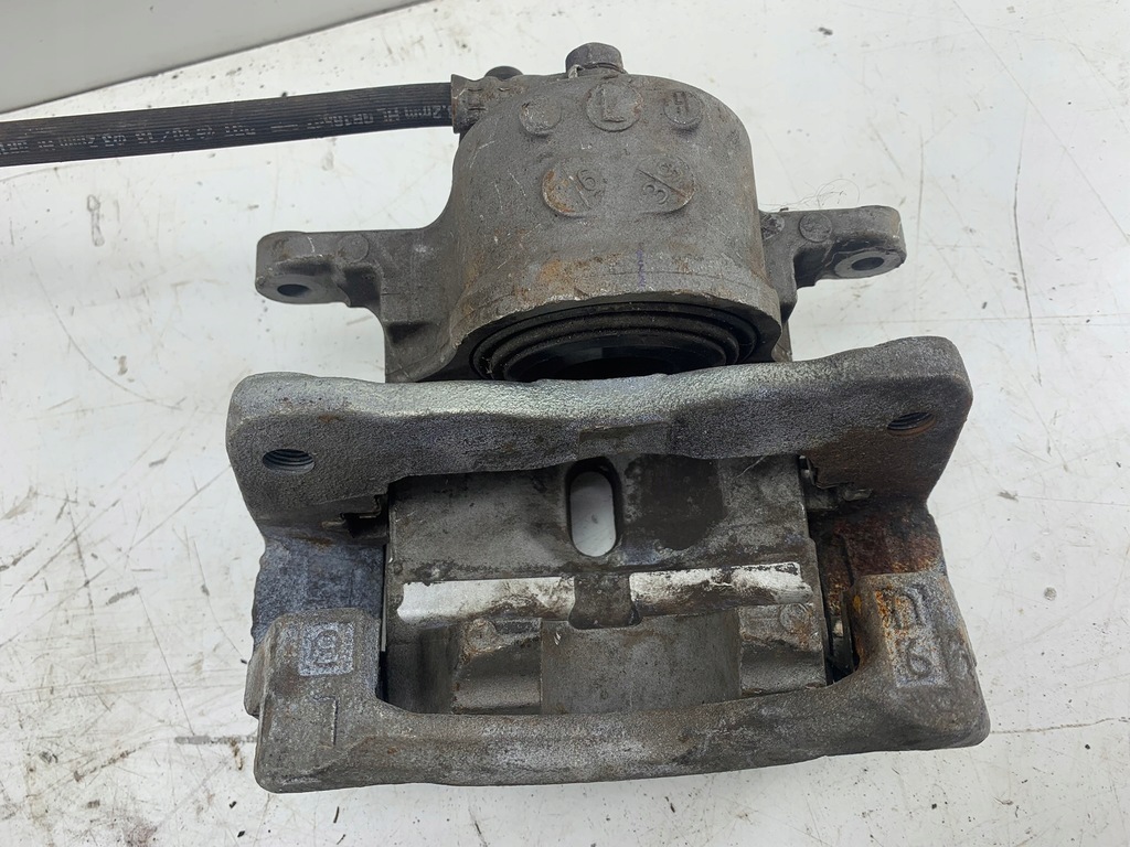 фото №2, Lexus ct200h суппорт левый перед