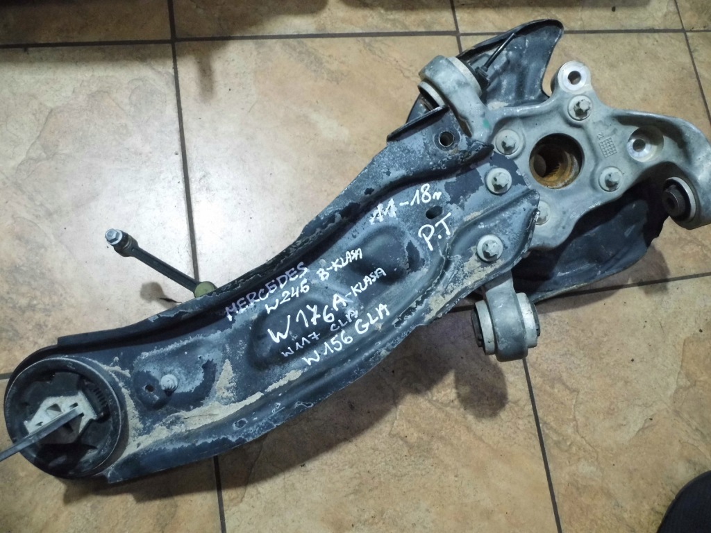 W246 w176 w156 w117 11-18' поворотний кулак правий задній в Україні