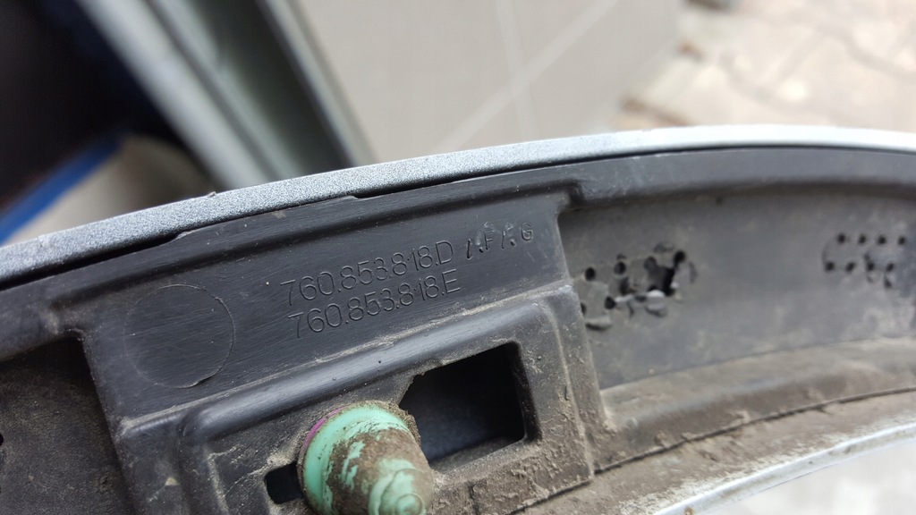 фото №16, Молдинг крыла правый задняя vw touareg 3 760853818d