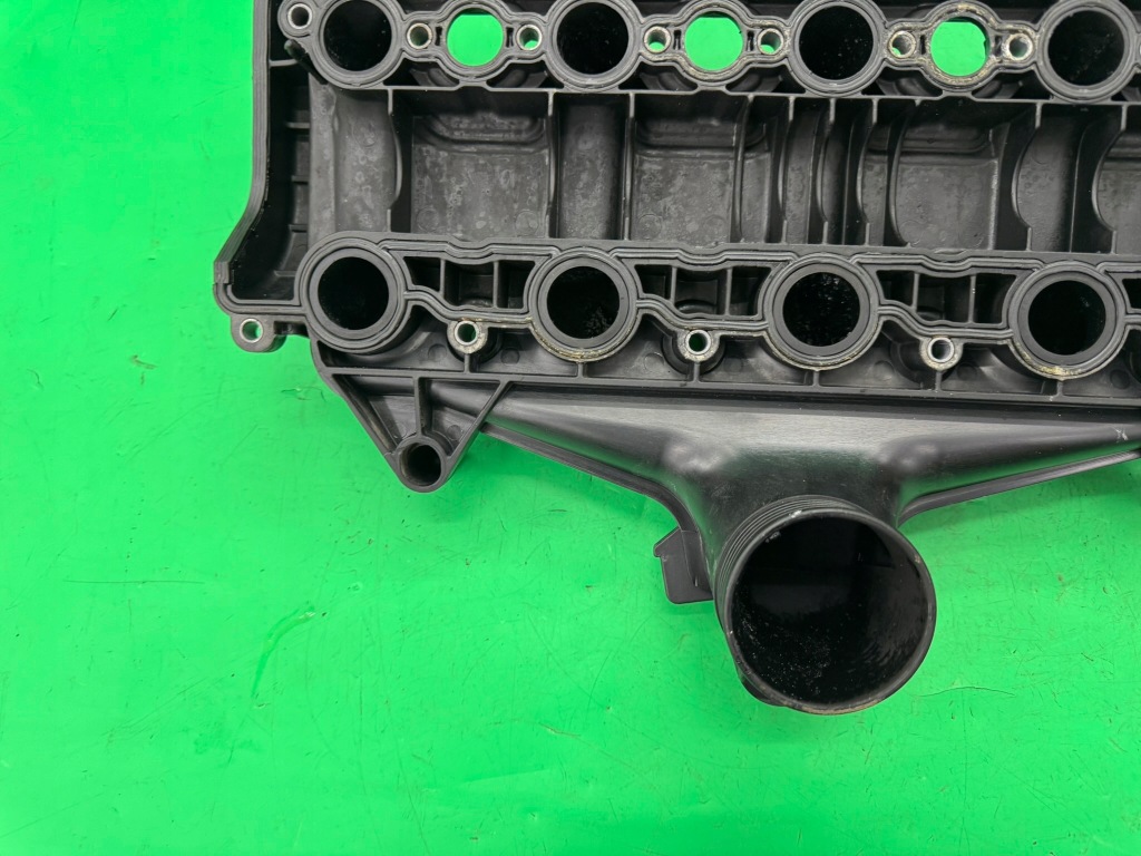 Кришка клапанів кришка колектор впускний  31330239 volvo s60 ii v60 2.0d d3 10- в Україні