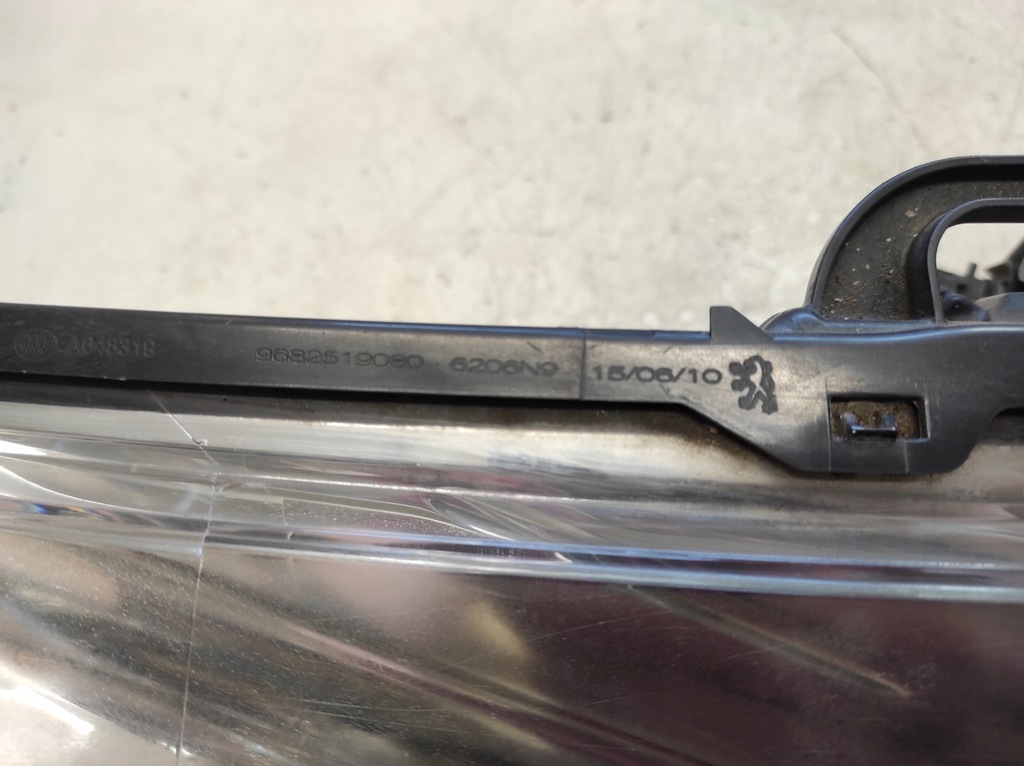 фото №9, Peugeot 5008 1 i 09-13 лампа правая перед 9682519080