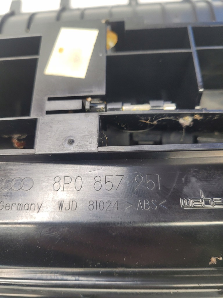 фото №8, Попільничка перед audi a3 8p lift 8p0857951 2