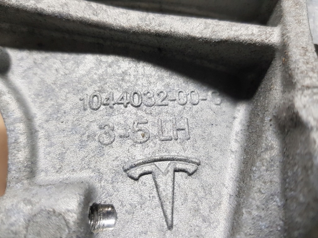 Tesla model 3 кронштейн амортизатора левая Оригинал