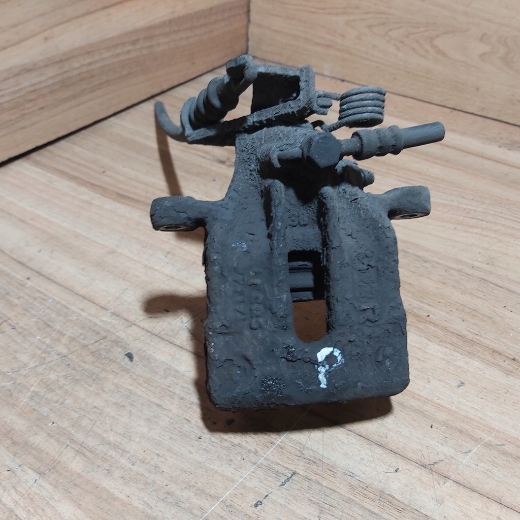 фото №1, Суппорт правый задняя space star i 1.3