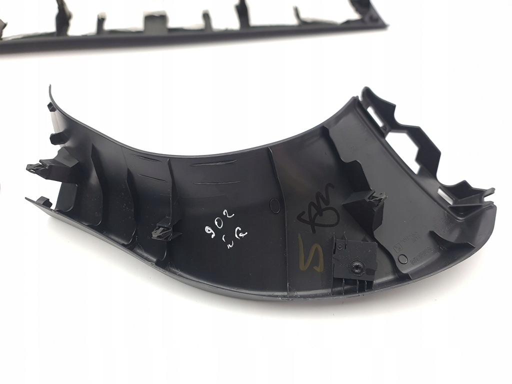 фото №13, Infiniti q30 2016 обивка крышки багажника 909005da0a