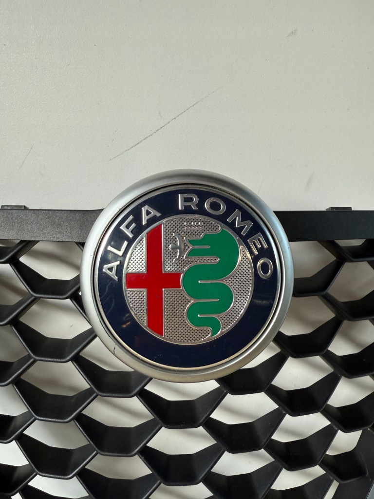 Решітка  решітка радіатора радіатора alfa romeo stelvio 156108638 Доставка