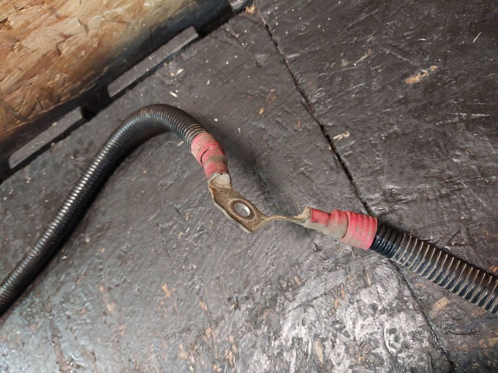 Шланг плюсовий генератора стартер bmw 5 e39 e39 520i m52b20tu 1439332 Недорого