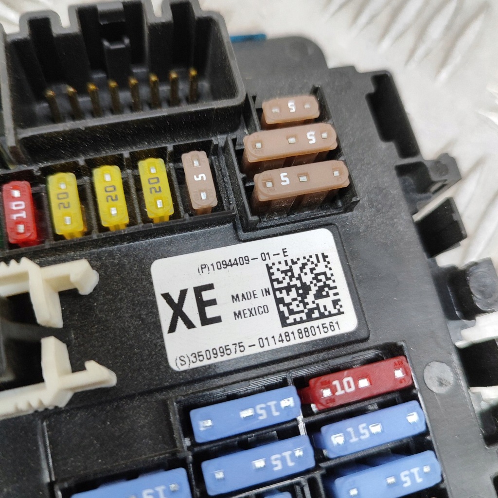 Tesla model x 2018 рамка / модуль запобіжників Недорого