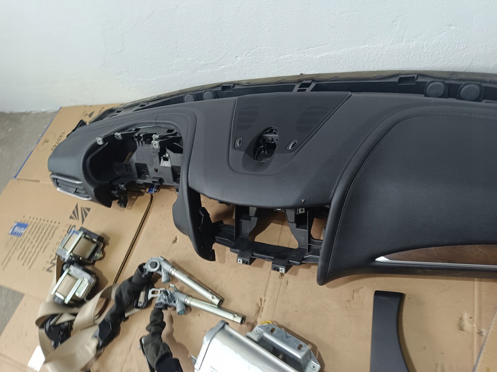 фото №9, Консоль панель приладів ремені подушки безпеки levante