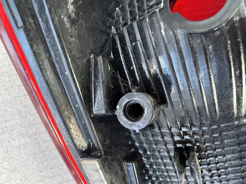 фото №2, Skoda rapid liftback задняя правая лампа тонированная