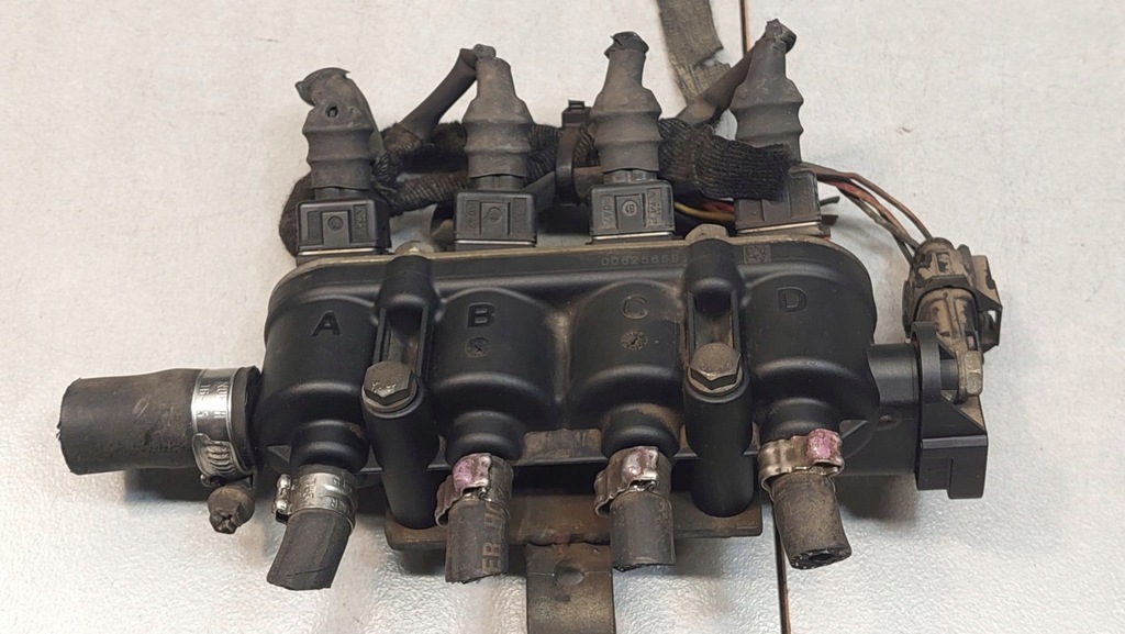 фото №1, Молдинг впрыскная газа mercedes clk c208 2.3