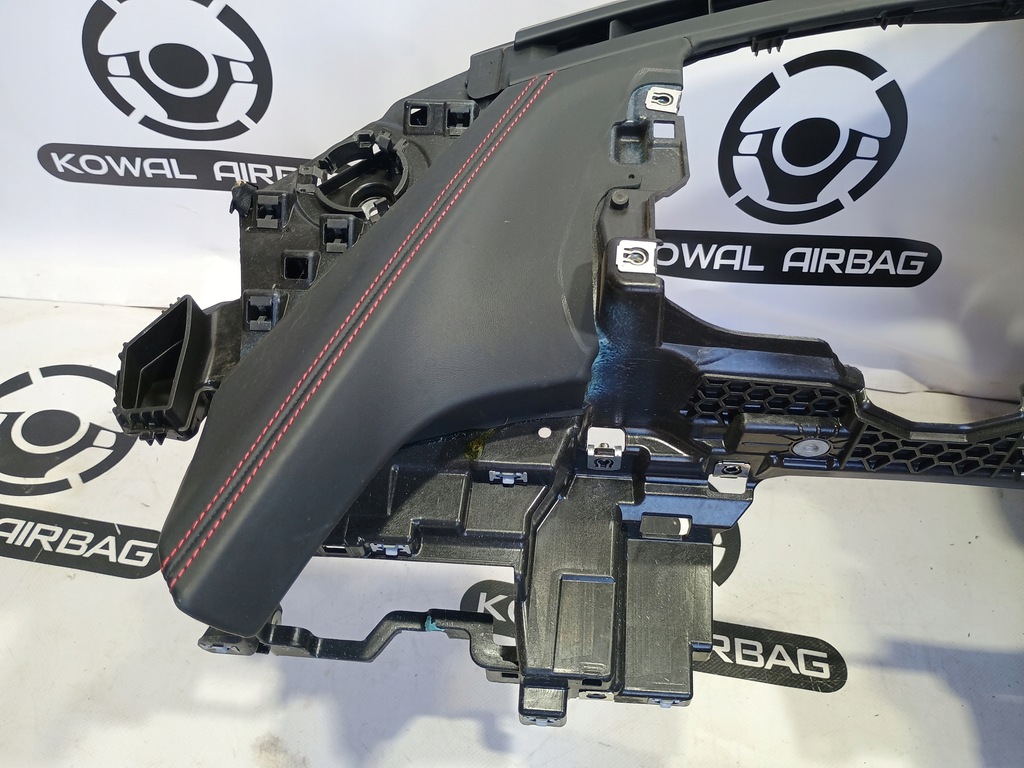 фото №8, Audi e-tron gt czerwona nić панель приладів консоль подушка безпеки подушки безпеки ремені org демонтаж