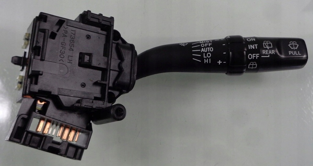 фото №1, Toyota avensis t25 04 r переключатель дворник