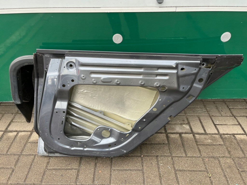 Дверь правое  задняя правый  задняя tesla model 3 Недорого