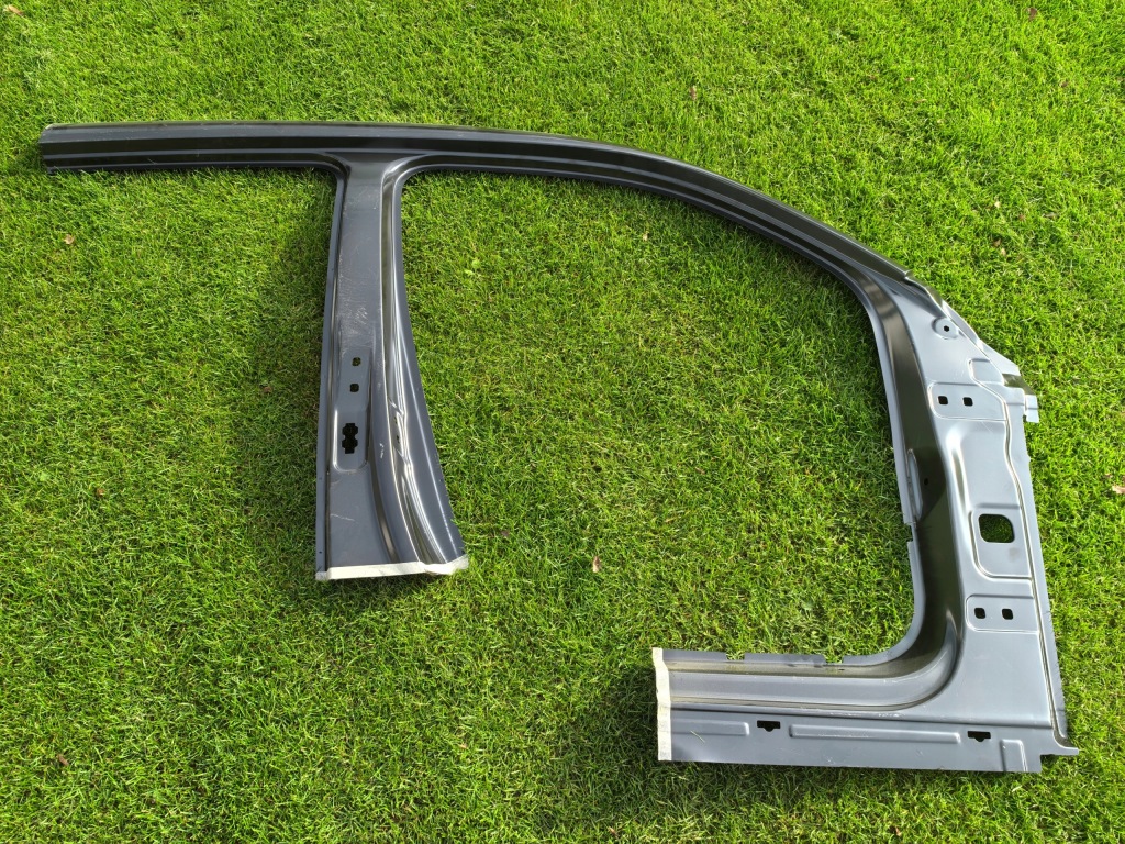 Купить Mercedes glb 247 обшивка правое порог стойку