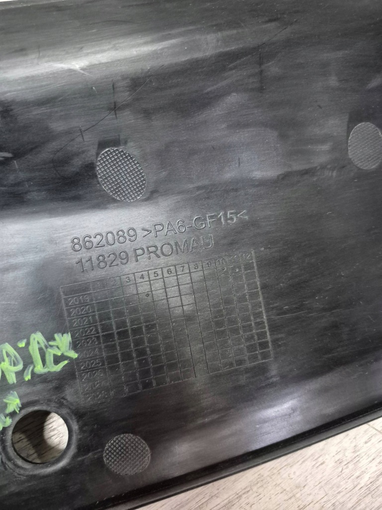 14398. ferrari f8 spider накладка правий перед 862089 в Україні