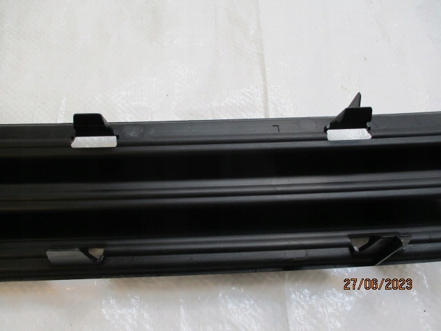 Купити Peugeot 5008 lift решітка середня бампера nowa